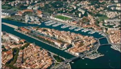 Quelle est cette ville de 48 000 habitants qui s'étend sur les rives de l'étang de Berre et du canal de Caronte ?