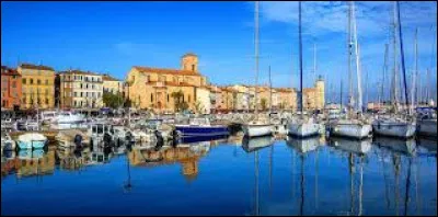 Quelle est cette ville de 37 000 habitants, située sur une baie de la Méditerranée, ancien grand centre de construction navale ?