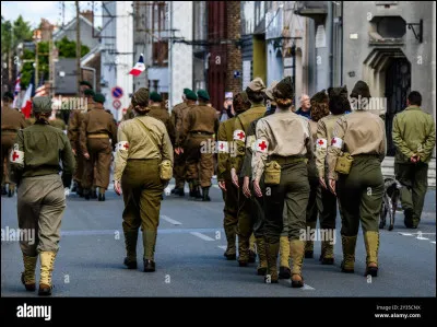 En Suisse, combien de jours (environ) de service militaire sont obligatoires pour les hommes ?