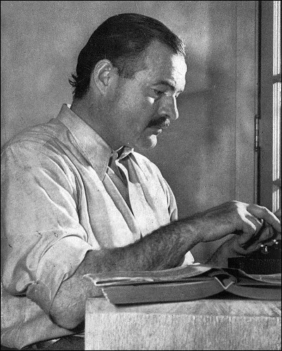 Dans "Le Vieil Homme et la Mer" d'Hemingway, quel poisson le héros tente-t-il de capturer ?