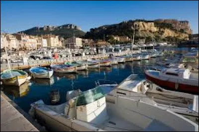 Quelle est cette petite ville côtière de 6 700 habitants située au sud-est de Marseille ?