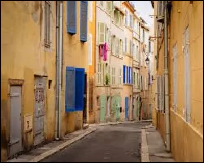 Quel est ce quartier de Marseille, aux rues étroites, situé au nord du vieux port et correspondant à la ville antique ?