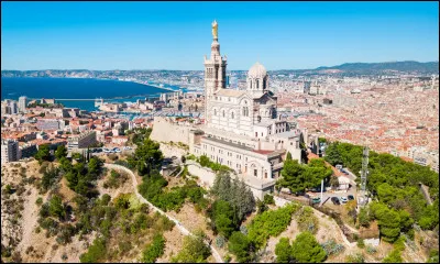 Emblème de Marseille, l'église Notre-Dame de la Garde domine la ville et la mer depuis le sommet de la colline où elle a été érigée au ...