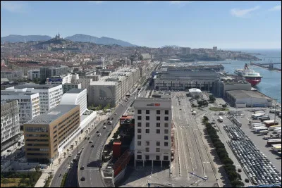 Quel est le nom de ce quartier de Marseille qui s'étend au nord du vieux port et du Panier ?