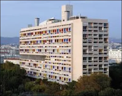 Quel est le nom de cet immeuble d'habitation construit à Marseille au début des années 1950 par Le Corbusier ?