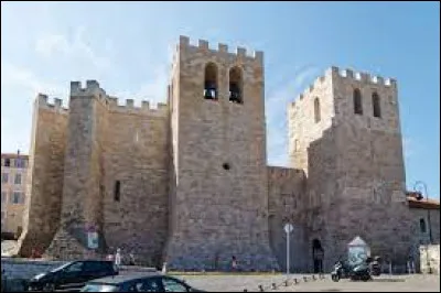 Quelle est cette église de construction romane et gothique, fondée au IVe siècle au sud du vieux port à l'extérieur de la ville ?