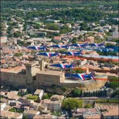 Quelle est cette ville de 44 000 habitants, située au nord de l'étang de Berre, dans le centre du département ?