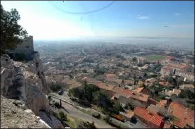 Quelle est cette ville de 36 000 habitants, située sur la rive est de l'étang de Berre ?