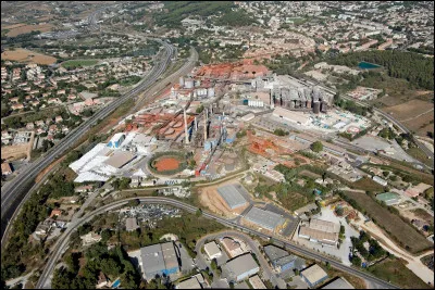 Quelle est cette ville de 21 000 habitants, située entre Marseille et Aix, centre industriel avec son bassin houiller - fermé en 2003 - et son usine d'aluminium ?
