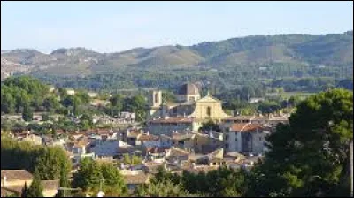 Quelle est cette ville de 10 000 habitants, située entre Aix et Salon, connue pour avoir subi un important séisme en 1909 ?