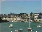 Au fond de la baie qui a pris son nom, c'est 'la ville aux trois ports', celui du Rosmeur (port sardinier), celui de Port-Rh abrite le port-muse (vieux grements) et le port de plaisance  Trboul.