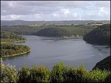 Face au goulet de Brest, cette station balnaire se situe prs d'immenses falaises escarpes, couvertes de bruyres et d'ajoncs. Sur le port des maisons colores et sur le 'sillon' la tour Vauban.