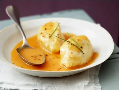 Quel poisson sert traditionnellement à la fabrication des quenelles lyonnaises ?