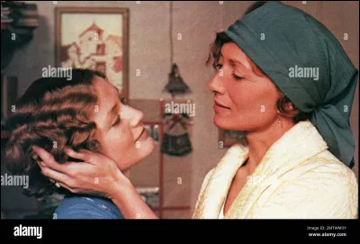 "Violette Nozière" est joué par Isabelle Adjani.