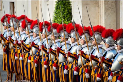 Quel est le nom de cette force militaire charg&eacute;e de la s&eacute;curit&eacute; protocolaire, d'assurer la garde des b&acirc;timents du Vatican, et de la protection rapproch&eacute;e du pape ?