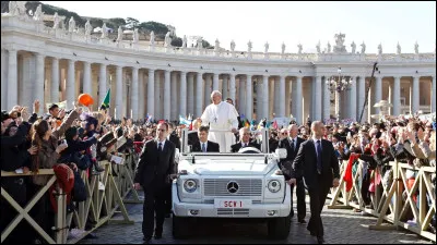 Quel est le nom informel donn&eacute; au v&eacute;hicule utilis&eacute; par le pape lors de ses d&eacute;placements en public ?