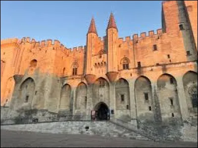 Dans quelle ville du Vaucluse ce Palais des papes est-il situ&eacute; ?