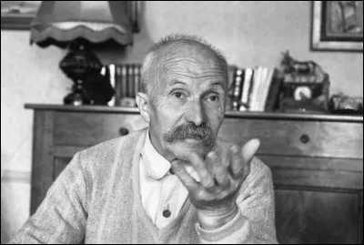 Qui est cet &eacute;crivain, auteur du roman ''Le pape des escargots'' ?