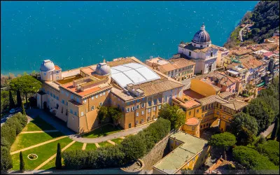 Quel est le nom de cette r&eacute;sidence d'&eacute;t&eacute; du pape ?