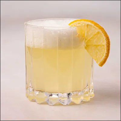 Quel est l'ingrédient essentiel pour préparer un Gin Fizz ?