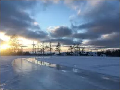 Quel sport se d&eacute;roule sur un anneau de glace ?