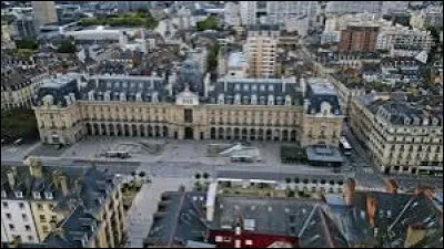 Quelle est la ville qui correspond à ces différents éléments : française depuis cinq siècles, grand incendie de 1720, promenades au parc du Thabor et le palais du Parlement de Bretagne ?