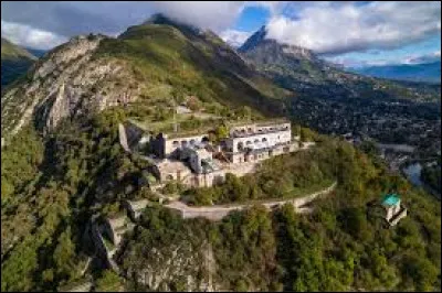 Quelle ville est dominée par le fort de la Bastille ?