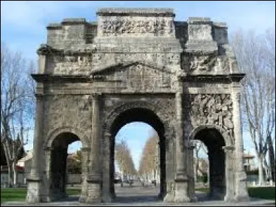 Dans quelle commune du Sud de la France est érigé un arc de triomphe romain ?