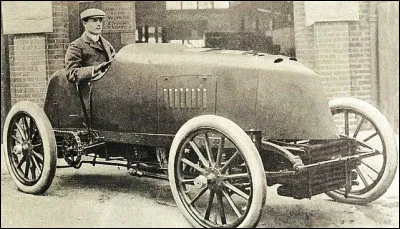 En 1903, ce pilote qui fondera une marque prestigieuse, atteint la vitesse de 136 km/h. C'est...