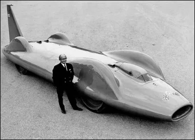 Quel est le nom de cette monstrueuse auto de 4 tonnes qui bat le record du monde de vitesse en 1964 ?