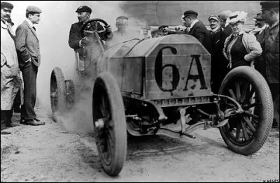 Qui est ce fou du volant dépassant en 1899 les 96 km/h ?