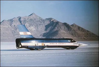 Quel est le nom de cette auto-fusée capable de dépasser les 966 km/h en 1965 ?