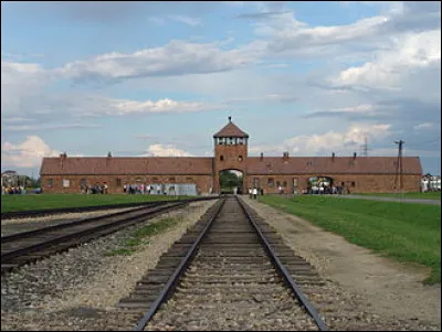 Que symbolise aujourd'hui Auschwitz dans la mémoire collective ?