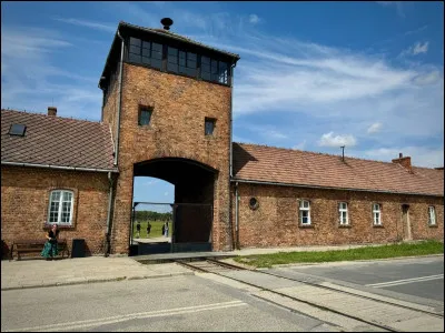 Quel est le célèbre slogan en allemand inscrit à l'entrée d'Auschwitz ?