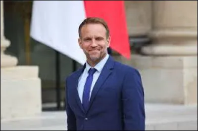 Qui est le ministre de l'Industrie ?