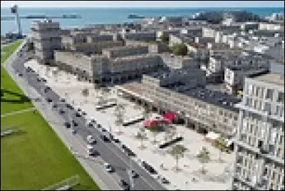 Deux flics sur les docks est une s&eacute;rie t&eacute;l&eacute;vis&eacute;e fran&ccedil;aise .La s&eacute;rie suit les enqu&ecirc;tes du capitaine Richard Faraday, flic int&egrave;gre &agrave; cheval sur les proc&eacute;dures, et de son co&eacute;quipier le capitaine Paul Winckler, aux m&eacute;thodes plus douteuses et pour qui la fin justifie les moyens. O&ugrave; se situent ces docks ?