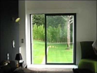 Sur le fil est une s&eacute;rie t&eacute;l&eacute;vis&eacute;e fran&ccedil;aise en 18 &eacute;pisodes de 52 minutes .Elle raconte le quotidien de policiers de la banlieue parisienne dont les locaux sont situ&eacute;s pr&egrave;s d'une friche SNCF. La s&eacute;rie est un polar qui m&ecirc;le de fa&ccedil;on originale humour et action tout en d&eacute;crivant la vie des personnages avec simplicit&eacute; et humanit&eacute;. Elle repose sur les conflits qui opposent les hommes de terrain men&eacute;s par le commandant Munoz au commissaire Forge qui est pourtant leur sup&eacute;rieur.Qui jouent le commandant Munoz et le commissaire Forge ?