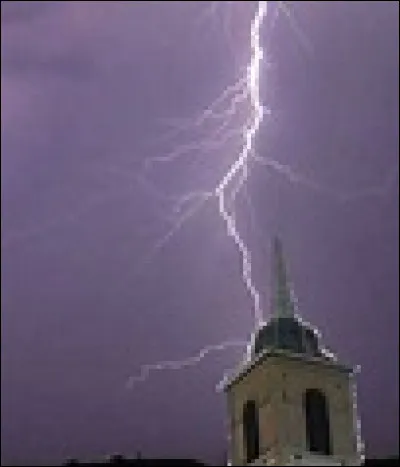 Central Nuit est une s&eacute;rie t&eacute;l&eacute;vis&eacute;e fran&ccedil;aise en 43 &eacute;pisodes de 52 minutes cr&eacute;&eacute;e.La vie quotidienne d'un commissariat de nuit dans lequel une brigade de police parisienne, traite &agrave; la fois le vol &agrave; l'&eacute;talage, les meurtres en s&eacute;rie, cambriolages, trafics ou autres voies de faits. Qui en est le chef ?