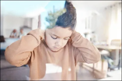 Astrid et Rapha&euml;lle est une s&eacute;rie t&eacute;l&eacute;vis&eacute;e polici&egrave;re compos&eacute;e d'&eacute;pisodes de 52 minutes et diffus&eacute;e depuis le 12 avril 2019 sur France 2.Elle met en sc&egrave;ne un duo d'enqu&ecirc;trices : le commandant de police Rapha&euml;lle Coste, une femme impulsive incarn&eacute;e par Lola Dewaere, et la documentaliste Astrid Nielsen, interpr&eacute;t&eacute;e par Sara Mortensen. De quel handicap souffre Astrid ?