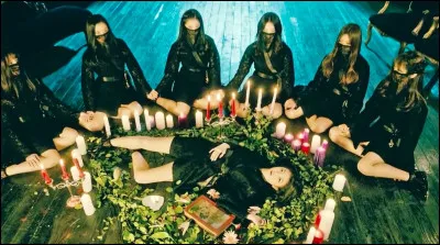En quelle année Dreamcatcher a-t-il fait ses débuts officiels avec la chanson "Chase Me" ?