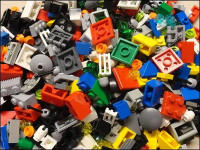 Quel plastique très solide est utilisé pour fabriquer des Lego ?