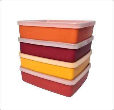 Quelle marque est connue pour ses célèbres boîtes alimentaires en plastique ?