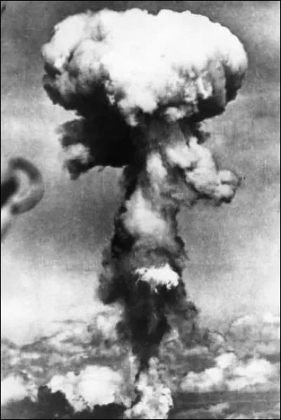 En combien de temps s'est élevé le champignon atomique, lors de l'explosion nucléaire d'Hiroshima ?