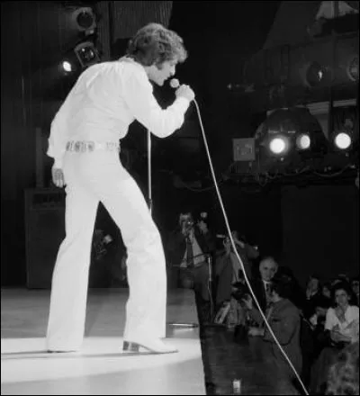 Quel chanteur se baladant sur les Champs-Élysées décède en août ?