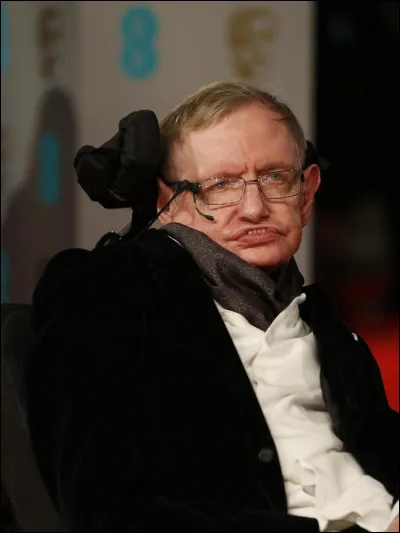 À quel âge Stephen Hawking a-t-il commencé à ressentir les premiers symptômes de la sclérose latérale amyotrophique (SLA), menant à sa tétraplégie ?