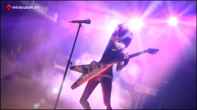 À loccasion dun concert, Mylène a chanté sur scène, à la place de Rose, pour rendre fier Ivan, malgré sa peur de se montrer devant un public nombreux, en guise de surprise, de reconnaissance et de remerciements pour les enseignements dont des valeurs morales fortes, transmis par leur ancienne professeure de français, Caline Bustier, désormais maire de Paris.