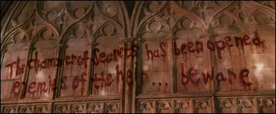 Dans ''Harry Potter et la Chambre des secrets'' de qui se sert Voldemort pour ouvrir la chambre ?
