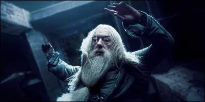 Dans ''Harry Potter et le Prince de sang-mêlé'', qui assassine Dumbledore à la fin du film ?