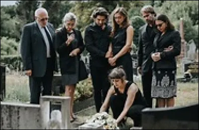 Les Cinq Derni&egrave;res Minutes est une s&eacute;rie t&eacute;l&eacute;vis&eacute;e fran&ccedil;aise d'enqu&ecirc;tes polici&egrave;res cr&eacute;&eacute;e par Claude Loursais, en 149 &eacute;pisodes r&eacute;partis sur trois g&eacute;n&eacute;rations. Elle met en vedette les personnages du commissaire Bourrel et de son adjoint. C'est la s&eacute;rie fran&ccedil;aise qui a la plus longue diffusion de France (diffus&eacute;e pendant 38 ans).Qu'est-ce qui met fin &agrave; la premi&egrave;re s&eacute;rie ?