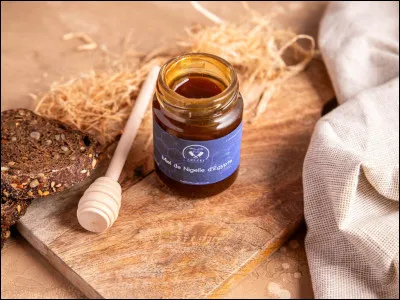 Selon un scientifique, combien de fleurs les abeilles doivent-elles visiter pour produire 500 grammes de miel ?